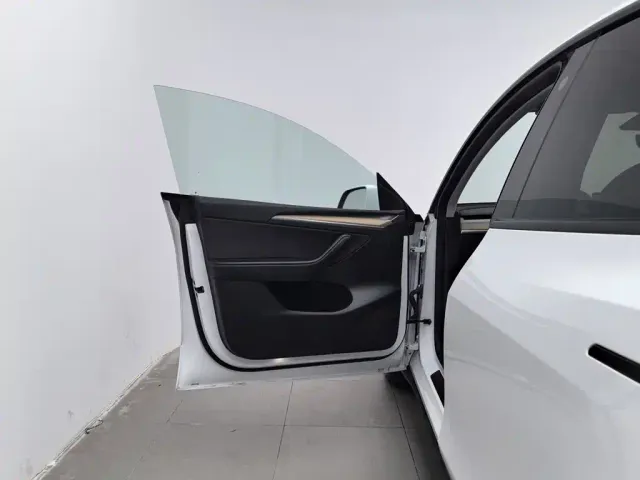 Tesla Model Y — Фото автомобиля 8