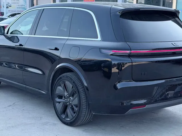 Li Auto L8 — Фото автомобиля 9