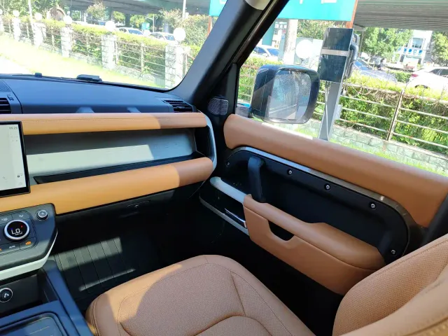Land Rover Defender — Фото автомобиля 15