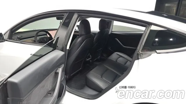 Tesla Model 3 — Фото автомобиля 23