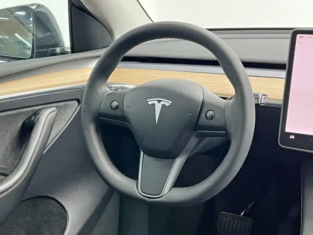 Tesla Model Y — Фото автомобиля 21