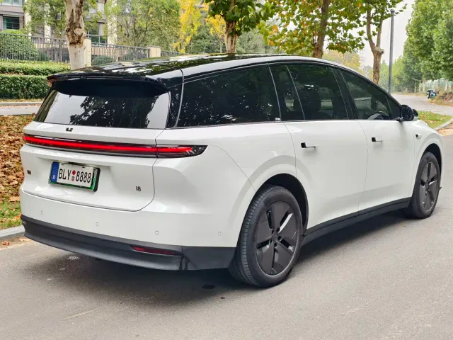 Li Auto i8 — Фото автомобиля 12