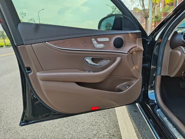 Mercedes-Benz E-Class — Фото автомобиля 20
