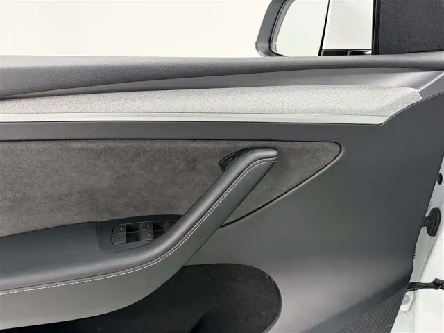 Tesla Model Y — Фото автомобиля 8