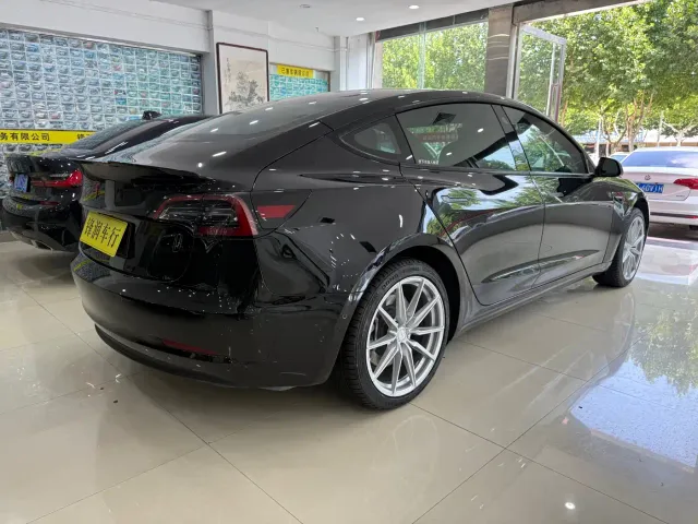 Tesla Model 3 — Фото автомобиля 5