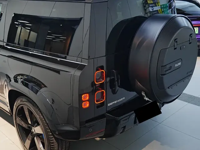Land Rover Defender — Фото автомобиля 6