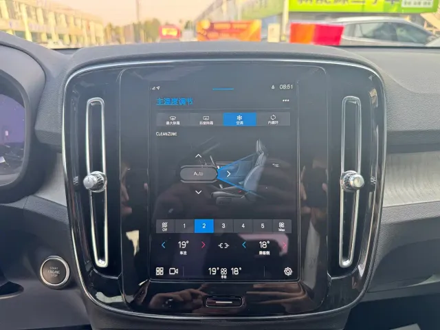 Volvo XC40 — Фото автомобиля 7
