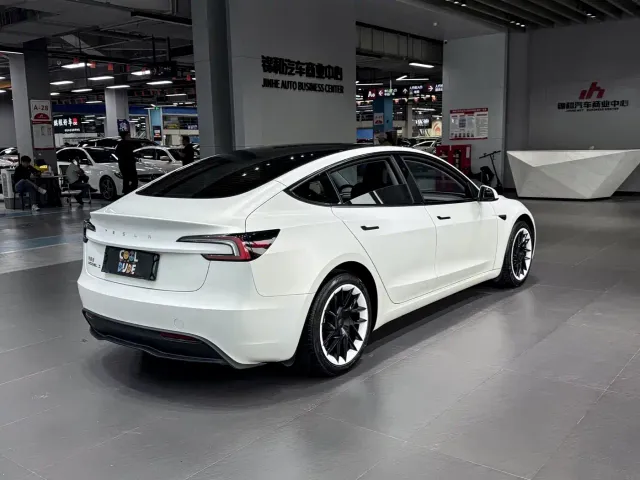 Tesla Model 3 — Фото автомобиля 6