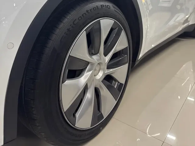 Tesla Model Y — Фото автомобиля 10