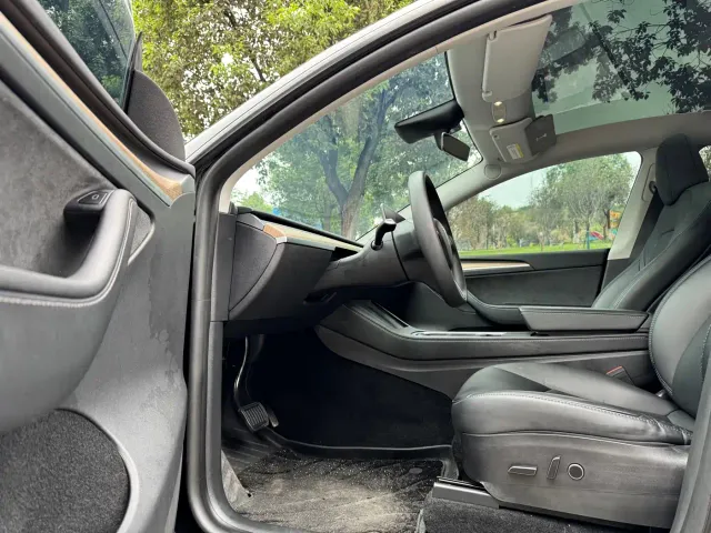 Tesla Model Y — Фото автомобиля 13