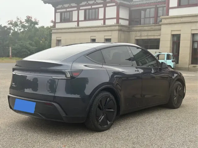 Tesla Model Y — Фото автомобиля 6