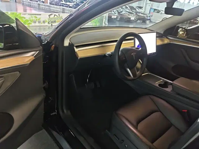 Tesla Model Y — Фото автомобиля 15
