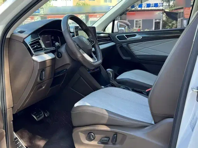 Volkswagen Tiguan L — Фото автомобиля 8