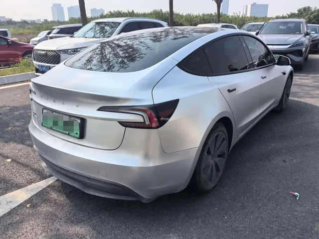 Tesla Model 3 — Фото автомобиля 4