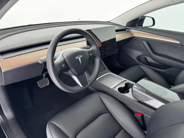 Tesla Model 3 — Фото автомобиля 15