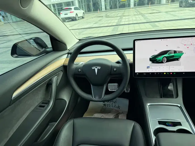 Tesla Model 3 — Фото автомобиля 9