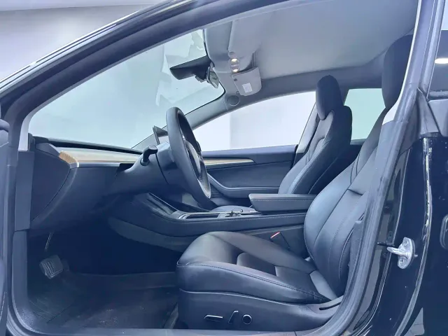 Tesla Model 3 — Фото автомобиля 4