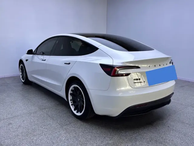 Tesla Model 3 — Фото автомобиля 9