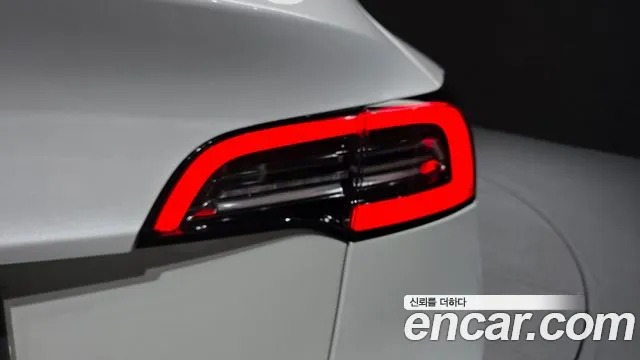 Tesla Model Y — Фото автомобиля 21