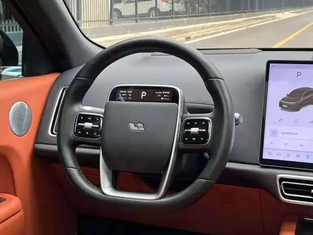 Li Auto L8 — Фото автомобиля 14