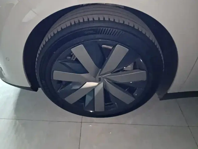 Li Auto i8 — Фото автомобиля 22