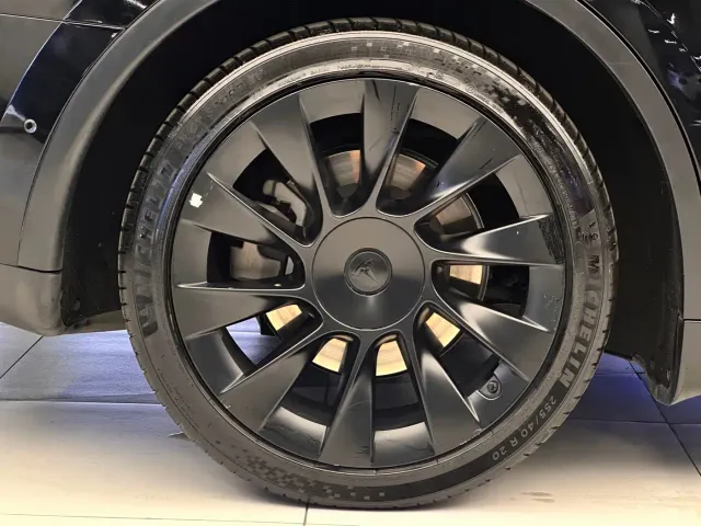 Tesla Model Y — Фото автомобиля 22
