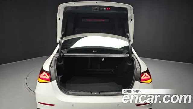 Mercedes-Benz E-Class — Фото автомобиля 17