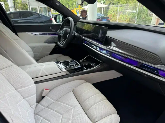 BMW i7 M70L — Фото автомобиля 16
