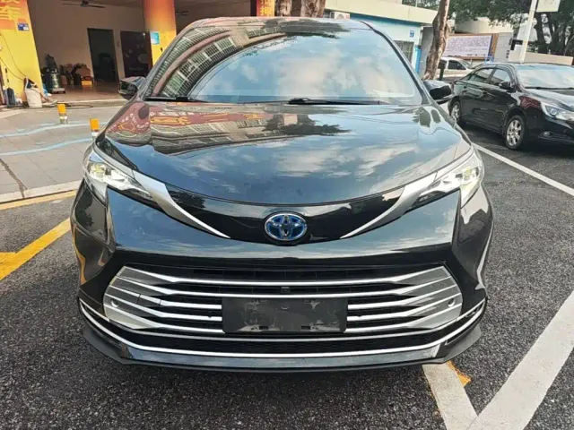 Toyota Sienna — Фото автомобиля 2