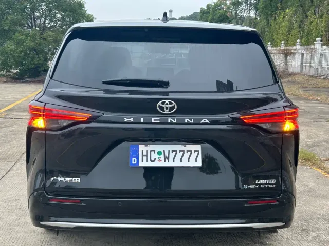 Toyota Sienna — Фото автомобиля 14