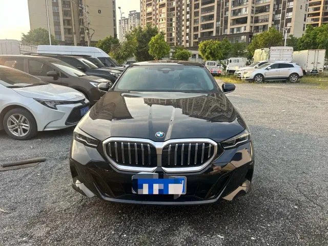 BMW 5 Series — Фото автомобиля 2