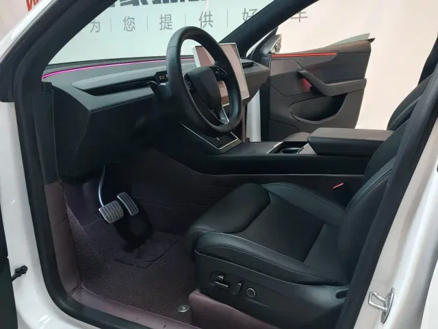 Tesla Model Y L — Фото автомобиля 4
