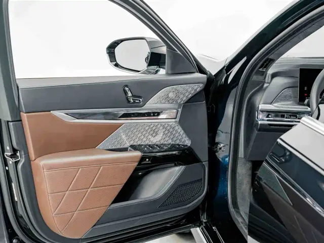 BMW i7 — Фото автомобиля 19