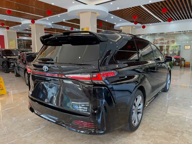 Toyota Sienna — Фото автомобиля 4