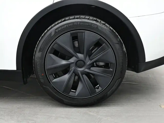 Tesla Model Y — Фото автомобиля 8