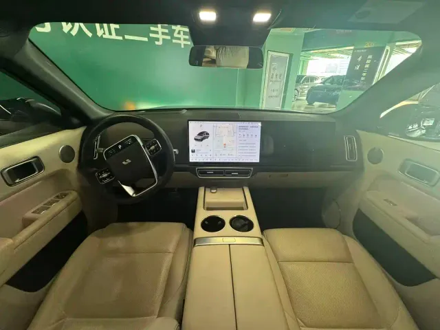 Li Auto L8 — Фото автомобиля 10