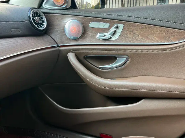 Mercedes-Benz E-Class — Фото автомобиля 24