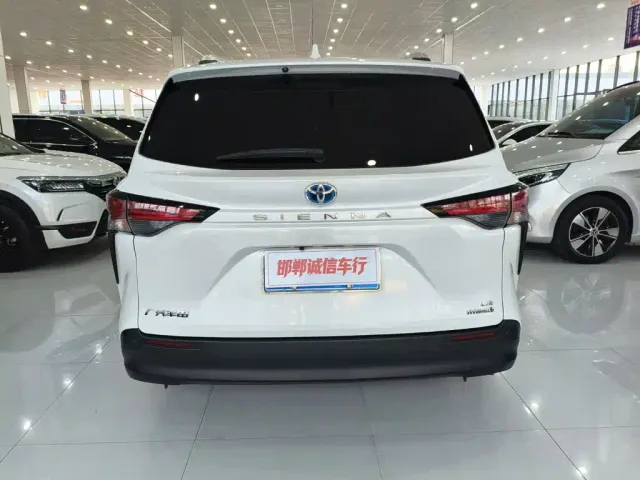 Toyota Sienna — Фото автомобиля 5