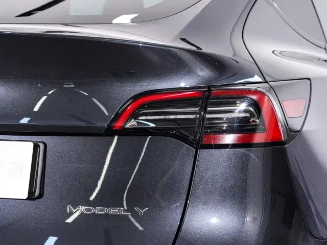 Tesla Model Y — Фото автомобиля 11