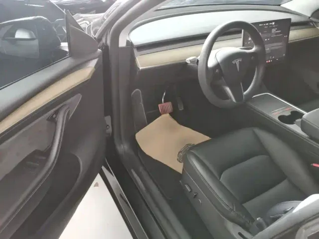 Tesla Model Y — Фото автомобиля 15