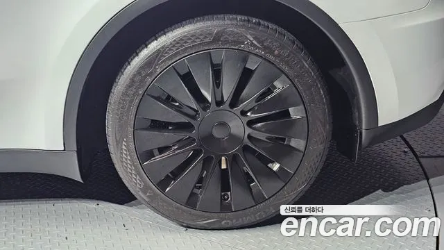 Tesla Model Y — Фото автомобиля 6