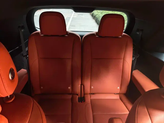 Li Auto L8 — Фото автомобиля 13
