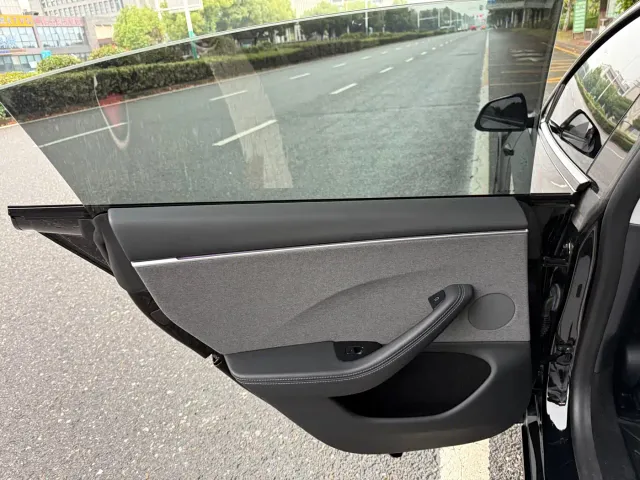 Tesla Model 3 — Фото автомобиля 12