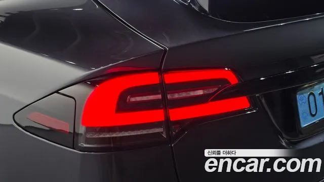 Tesla Model X — Фото автомобиля 23