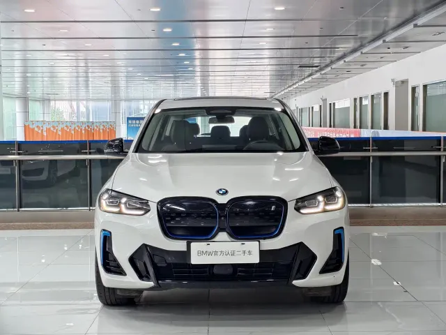 BMW iX3 — Фото автомобиля 3