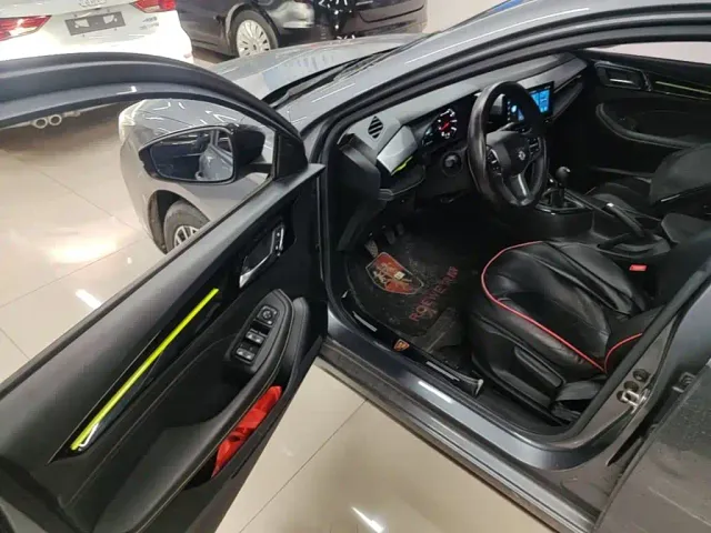 Roewe i5 — Фото автомобиля 15