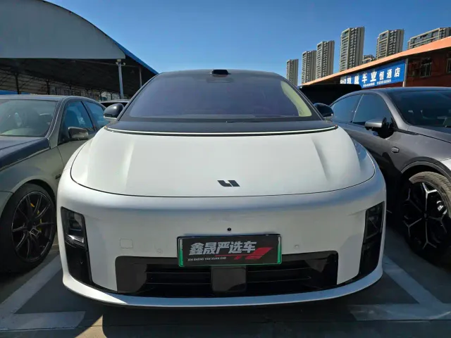 Li Auto i8 — Фото автомобиля 2