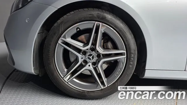 Mercedes-Benz E-Class — Фото автомобиля 4