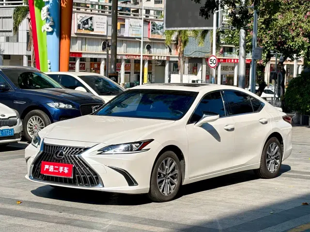 Фотография автомобиля — Lexus ES