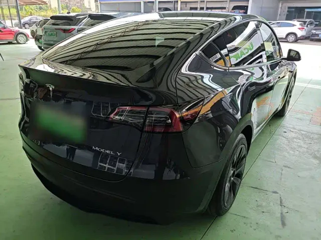 Tesla Model Y — Фото автомобиля 6